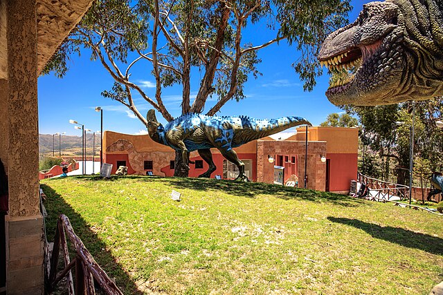 Sucre, Bolivia...a visit to the spectacular dinasaur footprints park...