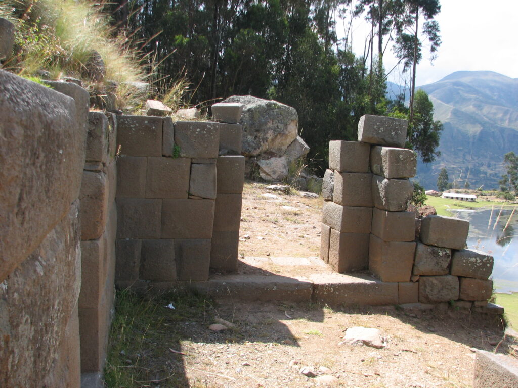 Pumacocha_Archaeological_site_-_doorway