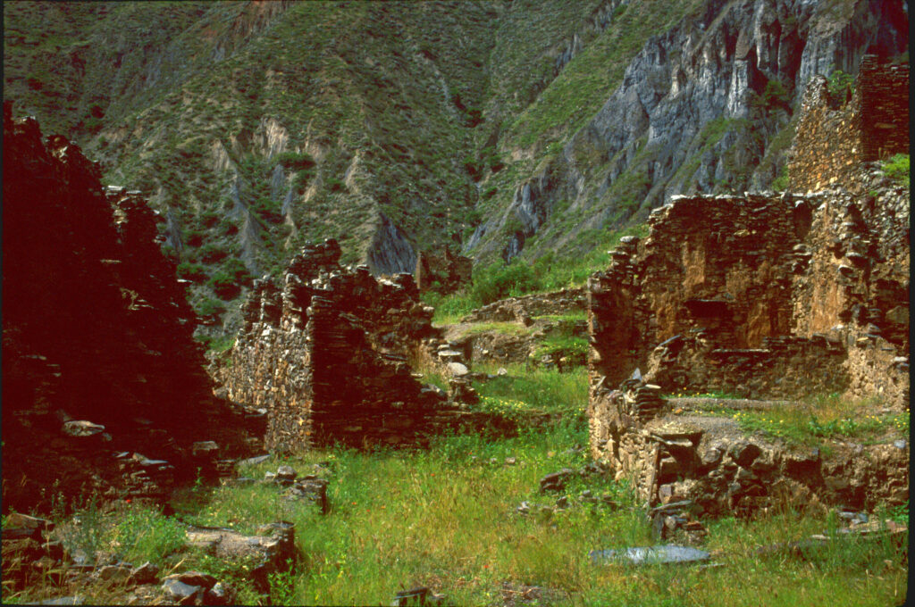 Ruinas_de_la_ciudadela_de_Iskanwaya