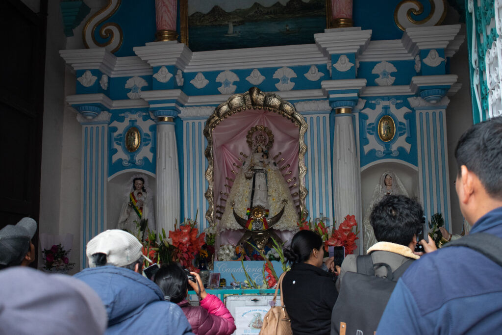 Vista_general_del_altar_a_la_Virgen_Candelaria_de_Copacabana
