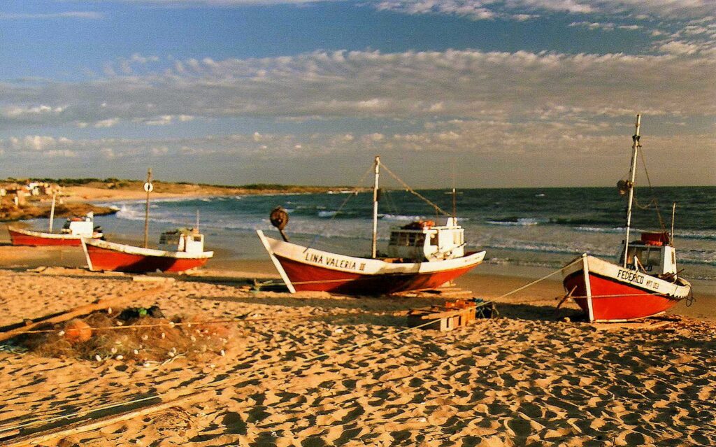 Pesqueros en la playa, Punta del Diablo, Rocha, Uruguay