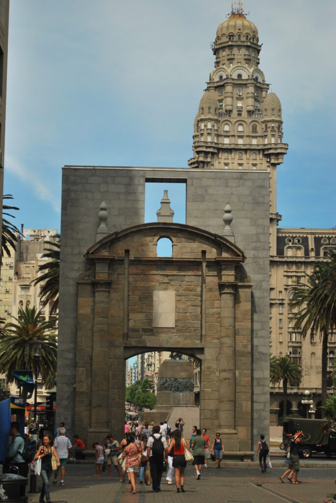 Puerta_de_la_Ciudadela_y_Palacio_Salvo_(Montevideo)
