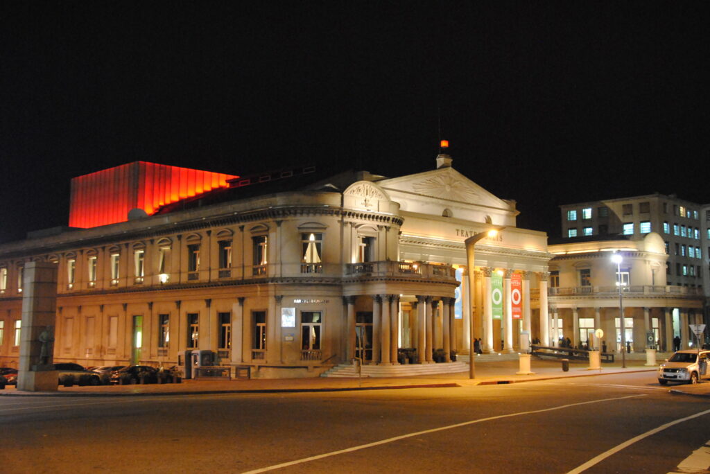 Teatro_Solís_de_Montevideo_por_la_noche