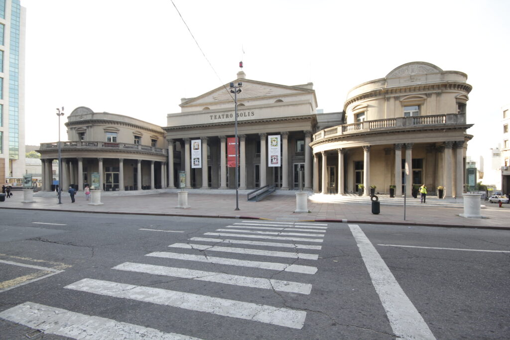 Teatro_Solis,frente_por_calle_Buenos_Aires