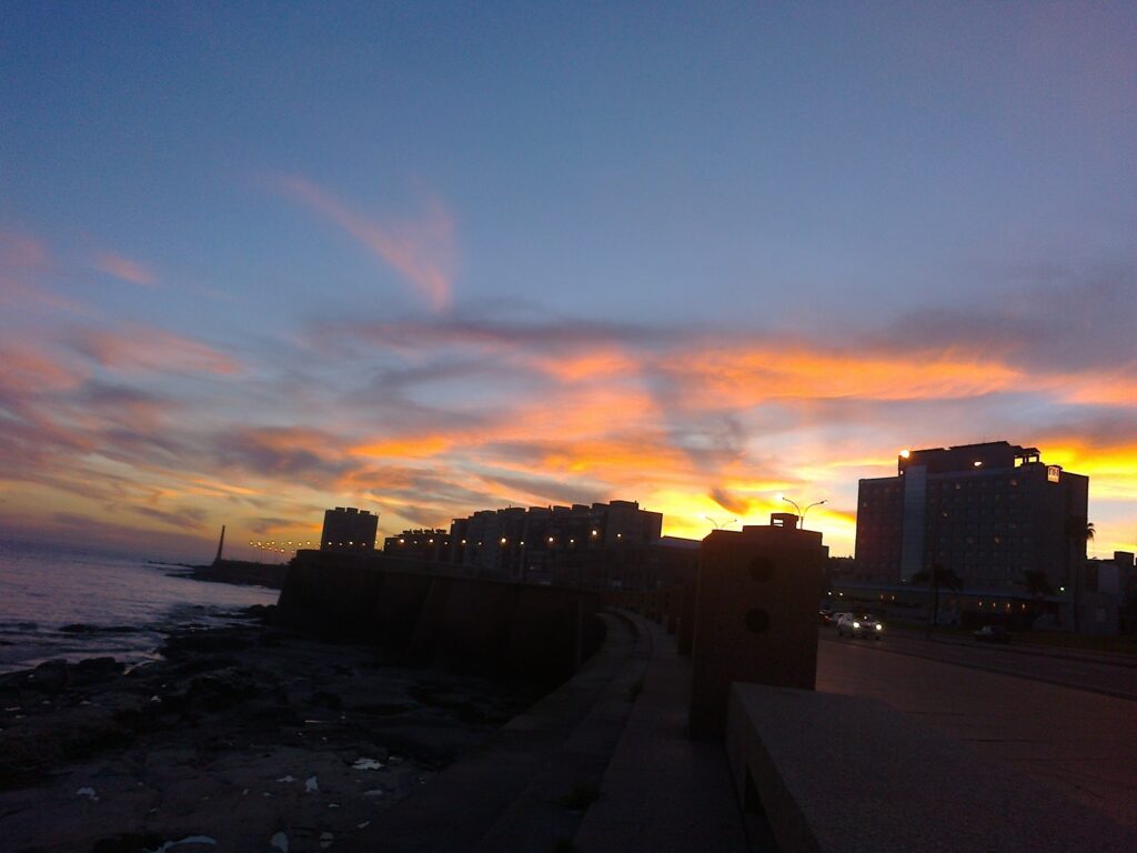 Vista_del_faro_desde_la_rambla_en_Montevideo