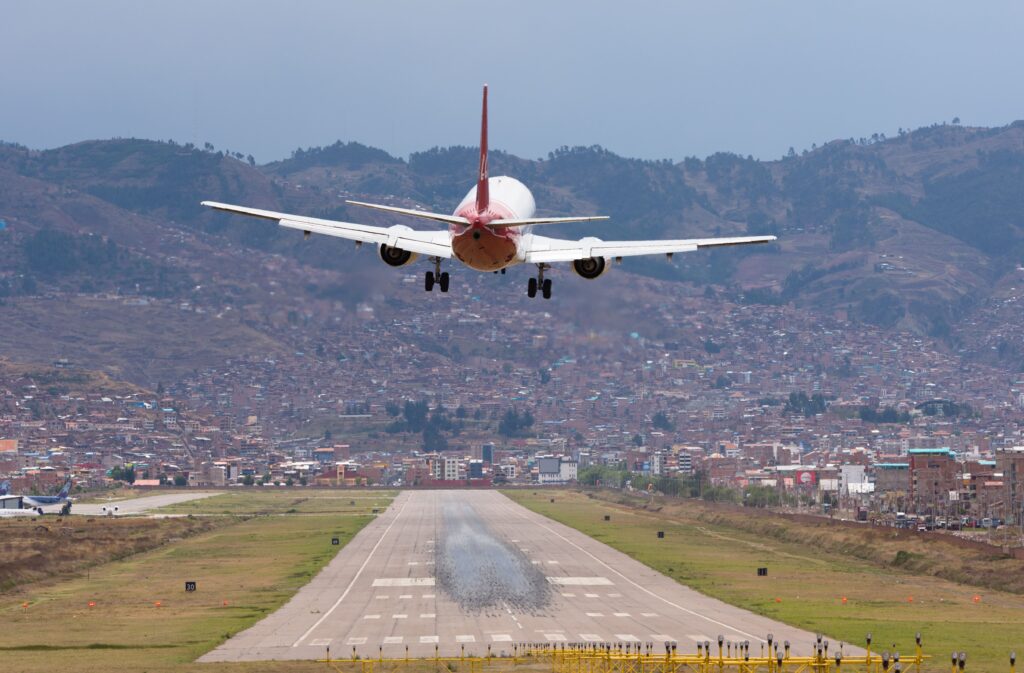 Aeropuerto_Internacional_Alejandro_Velasco_Astete_-_Cusco (1)