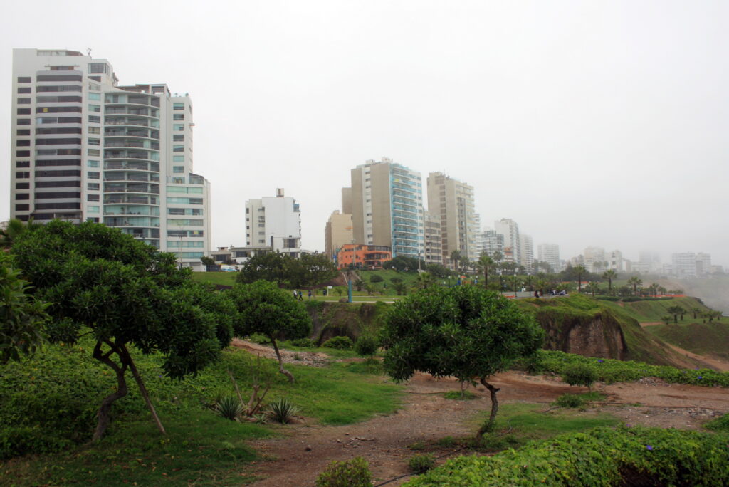 Lima_Perú_paisaje_urbano_del_invierno_-_Lima_Peru_winter_cityscape_08