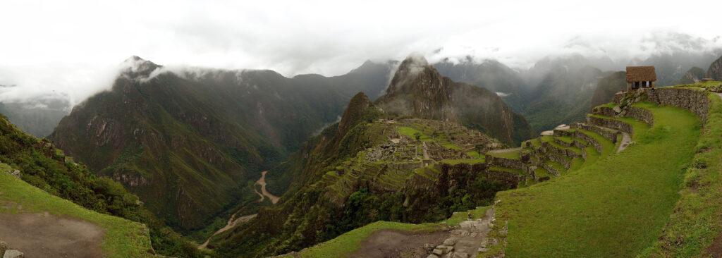 Panorama_du_Macchu_Picchu_et_des_environs_2