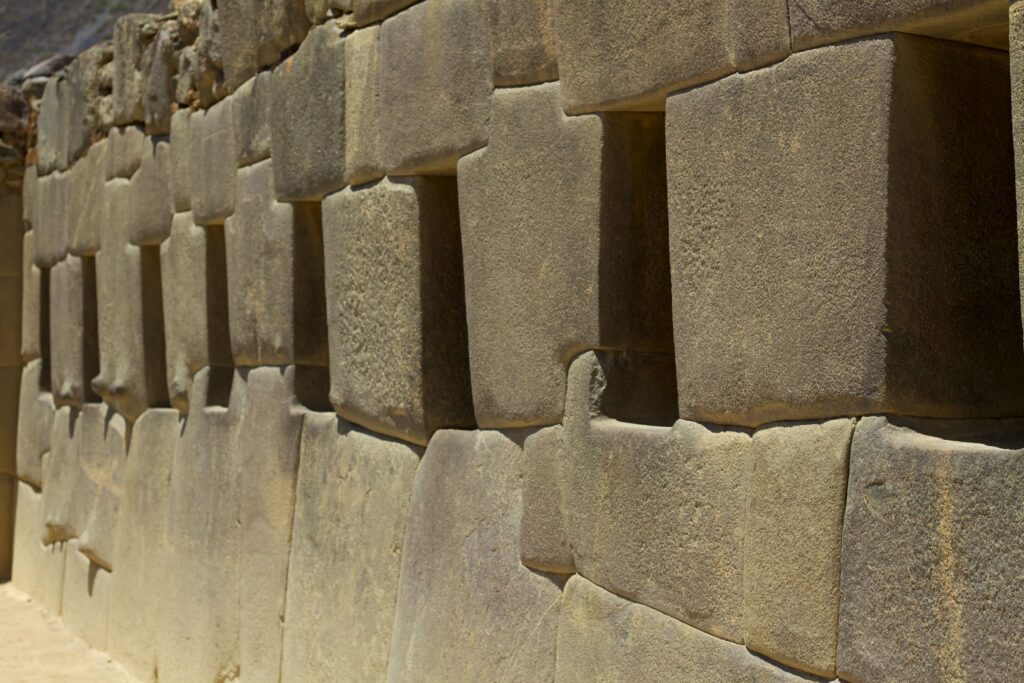 Peru_-_Sacred_Valley_&_Incan_Ruins_252_-_Ollantaytambo_ruins_(8115063679) (1)