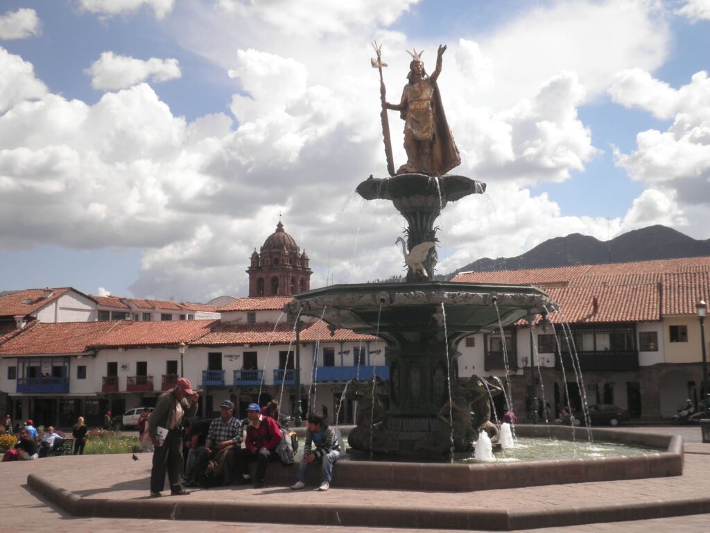 Plaza_de_Armas_pic,_Cusco,_Peru (1)