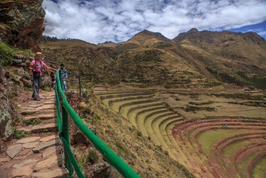 The_Sacred_Valley,_from_Cusco_to_Ollantaytambo…Pisac_ruins…SAanne_(8444518120) (1)
