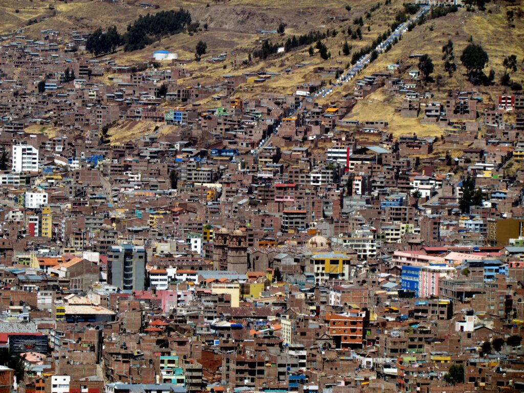 096_Puno_on_the_Lake_Puno_Peru_3367_(14955962607) (1)