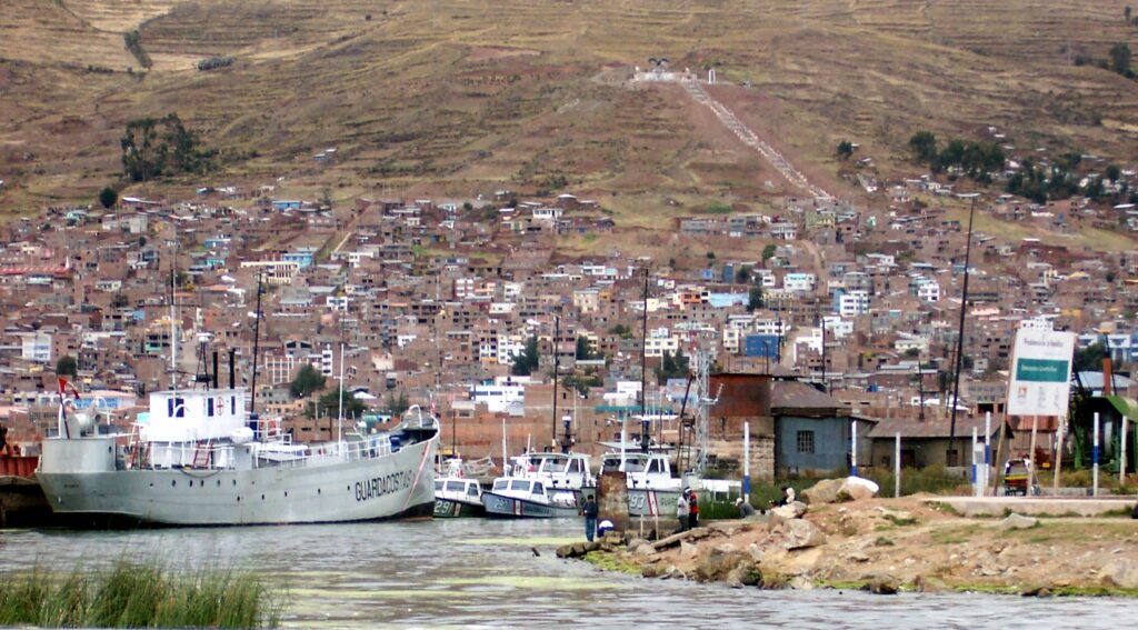 Puerto_de_Puno_1_and_hospital_steamship_BAP_Puno