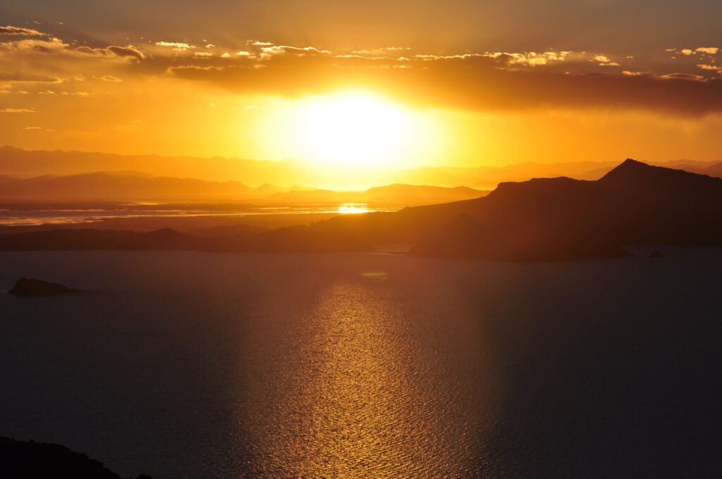Amantani_Island_Sunset,_Lake_Titicaca_(8297324766) (1)