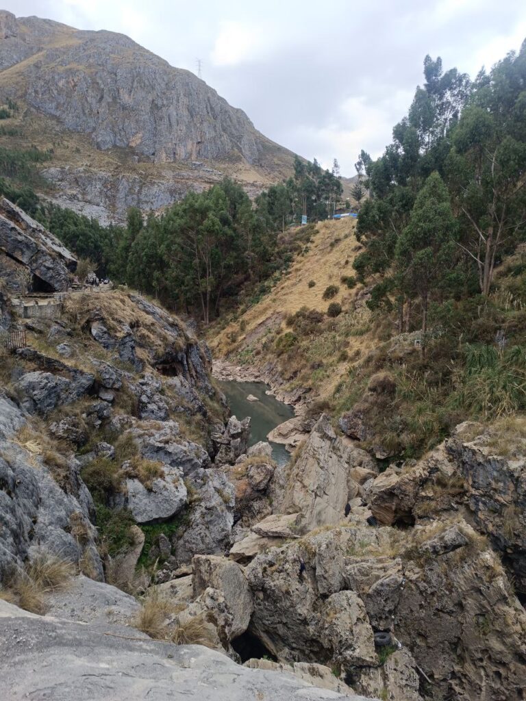 Complejo_ecoturístico_Seccsachaca_Villa_Cariño,_Huancavelica,_Perú_10
