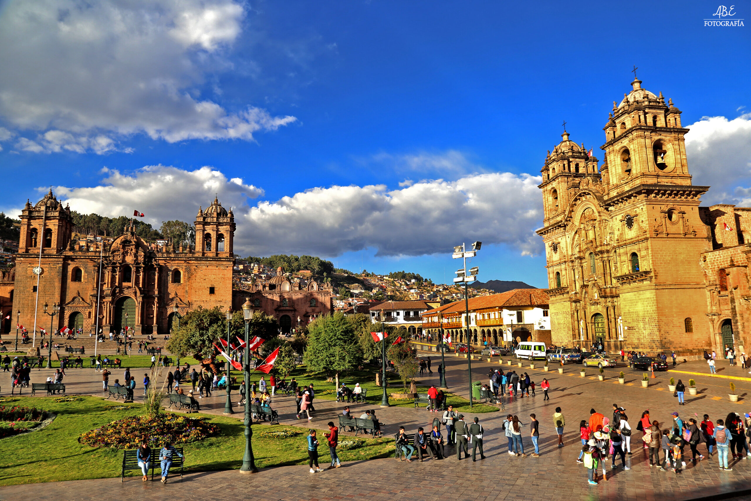https://upload.wikimedia.org/wikipedia/commons/e/e1/Plaza_de_Cusco_Allison_Bellido.jpg