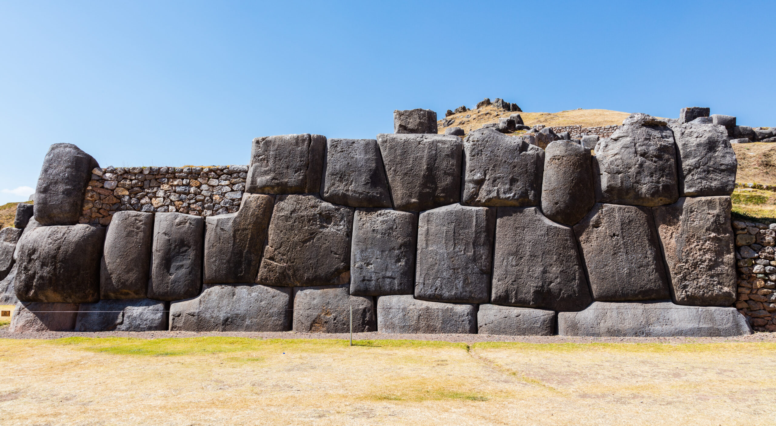 https://upload.wikimedia.org/wikipedia/commons/6/60/Sacsayhuam%C3%A1n%2C_Cusco%2C_Per%C3%BA%2C_2015-07-31%2C_DD_27.JPG