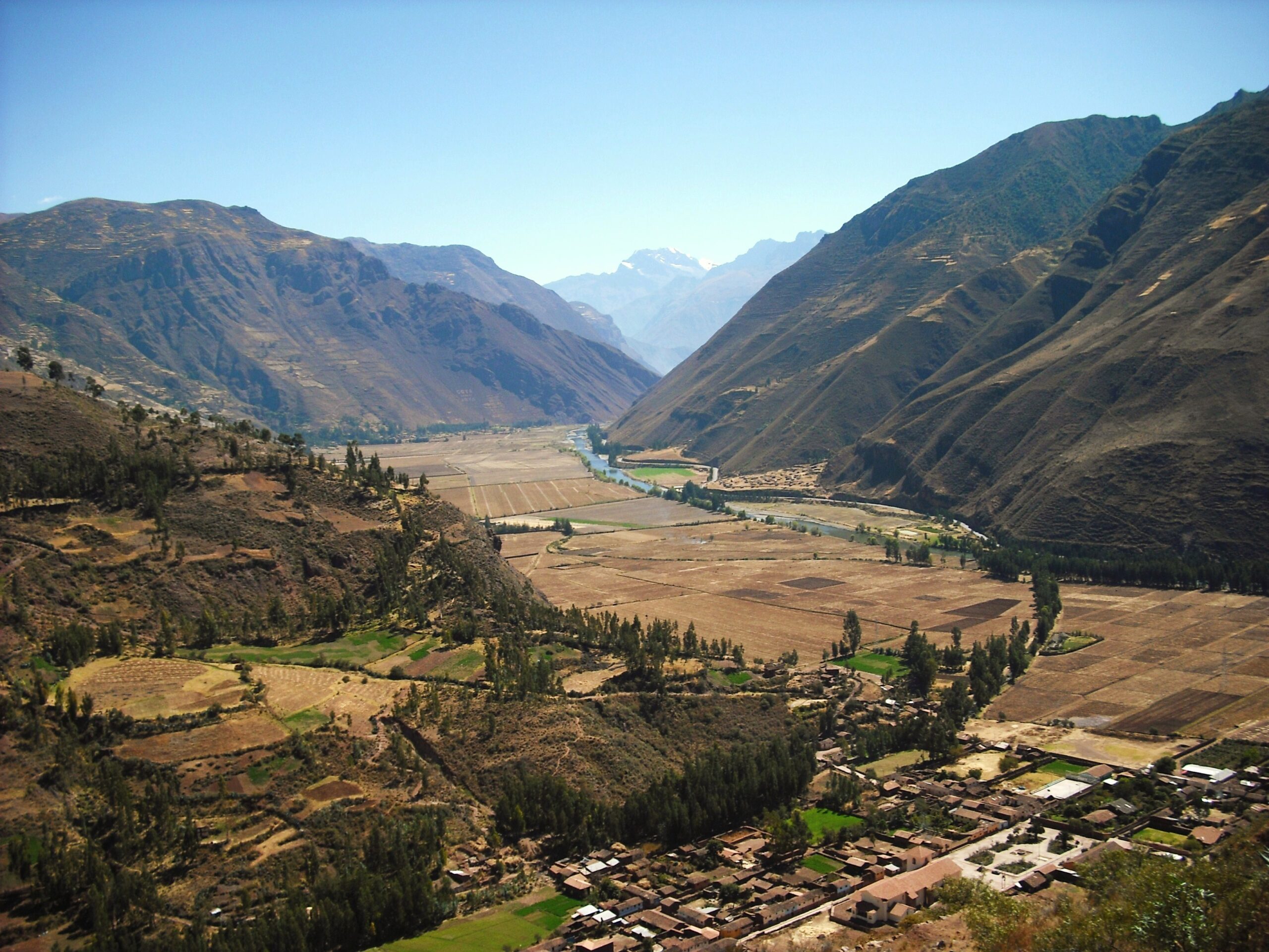 https://upload.wikimedia.org/wikipedia/commons/0/08/Urubamba_-_Valle_Sagrado_3.JPG
