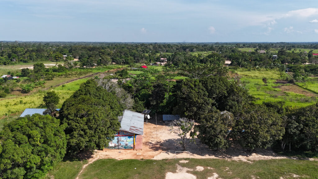 Vista_de_drone_de_la_Escuela_de_Santa_Clara_de_Yarinacocha