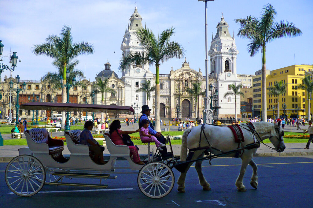 Plaza_de_Armas,_Lima (1)